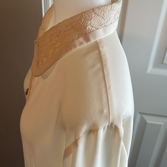 EUC Notations Women’s sz. 8 Ivory and Lace long sleeve blouse with pearl buttons - Picture 11 of 15